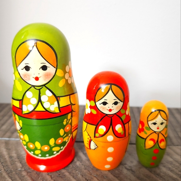 Vintage Russian Made in USSR Nesting Dolls 3 Piece Handpainted Set - Picture 1 of 6